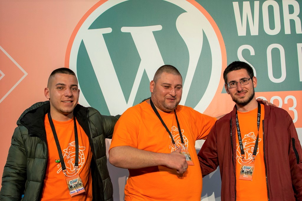 Исмаил, Мартин Желязков и Алекс Цветкови - доброволци на WordCamp Sofia 2023