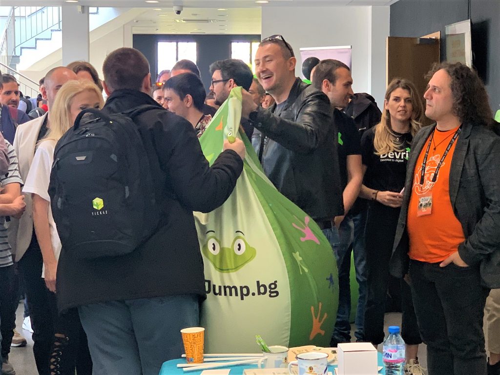 Драгомир Желев предава наградата на късметлията от WordCamp Sofia 2023