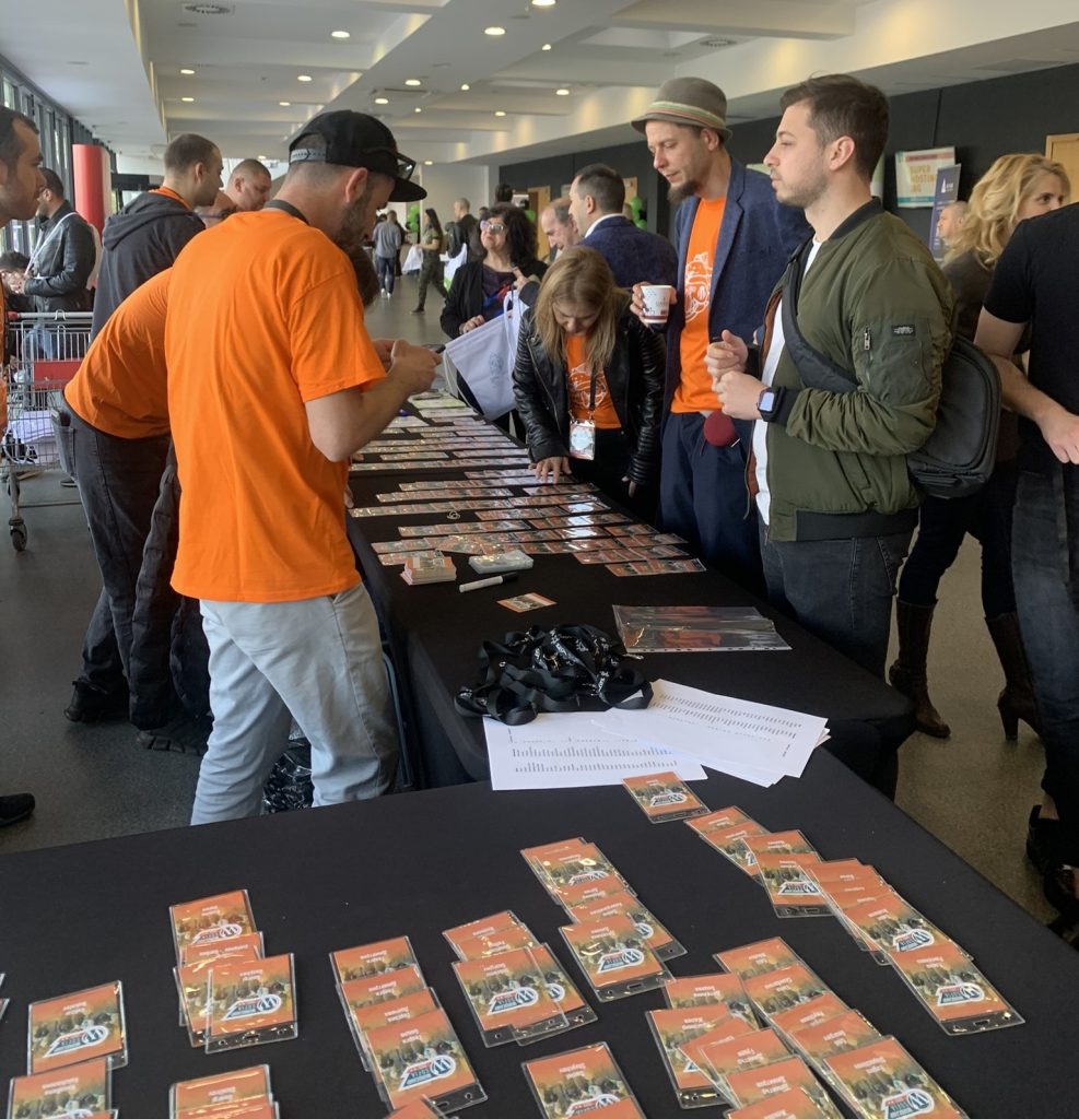 Доброволци на масата за регистрация на WordCamp Sofia 2023