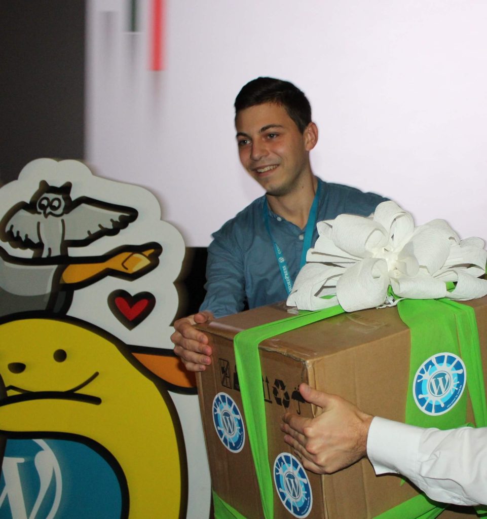 Победител в томболата на Jump.BG получава награда по време на WordCamp Sofia 2018